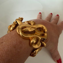 Charger l'image dans la galerie, Joli bracelet vintage couture en métal doré signé Kalinger
