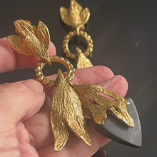 Charger l&#39;image dans la galerie, Belles et rares boucles longues pendantes métal doré et ébène signées YSL
