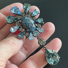 Charger l&#39;image dans la galerie, Sublime grande broche ancienne pâte de verre et cristal en camaïeu de bleus attribuée à Cis
