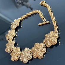 Load image into Gallery viewer, Beau et rare collier vintage couture fleurs en résine dorée signé Satellite
