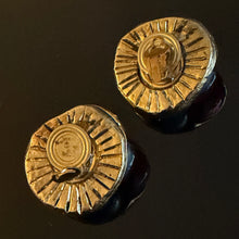 Charger l'image dans la galerie, Grosses boucles clips vintage en résine dorée avec cabochons en verre de Murano Kalinger
