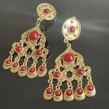 Charger l&#39;image dans la galerie, Boucles clips vintage couture pendantes métal doré et cabochons rouges
