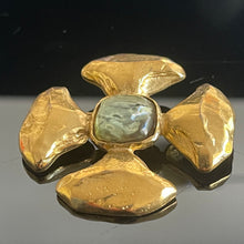 Charger l'image dans la galerie, Jolie broche vintage couture signée YSL métal doré et résine bleue
