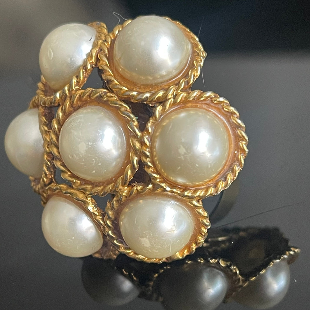 Belle et grosse bague en métal doré avec perles (synthétiques) en cabochons