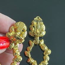 Charger l&#39;image dans la galerie, Jolie parure vintage collier + boucles pendantes pierres bleues signée YSL
