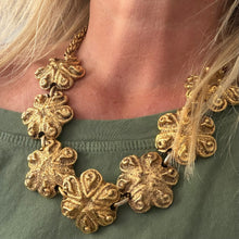 Load image into Gallery viewer, Beau et rare collier vintage couture fleurs en résine dorée signé Satellite
