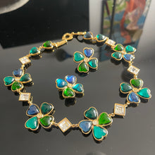 Charger l&#39;image dans la galerie, Sublime parure vintage couture YSL par Goossens Trefles à quatre feuilles résine et strass
