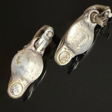 Charger l'image dans la galerie, Rares boucles clips en résine argentée et pierres irisées signées Kalinger
