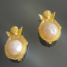 Charger l&#39;image dans la galerie, Belles boucles vintage motif angelots signées Karl Lagerfeld
