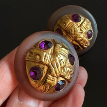 Charger l'image dans la galerie, Très jolies boucles clips résine violette et résine dorée signées Kalinger 
