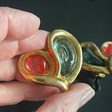 Charger l&#39;image dans la galerie, Jolies boucles d’oreilles clips cœur vintage en métal doré et résine signées Ungaro
