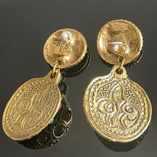 Charger l&#39;image dans la galerie, Belles et grandes boucles pendantes avec cabochons de couleur signées Kalinger
