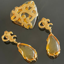 Charger l&#39;image dans la galerie, Très joli set boucles clips + broche pendentif signés YSL
