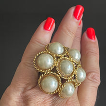Charger l&#39;image dans la galerie, Belle et grosse bague en métal doré avec perles (synthétiques) en cabochons

