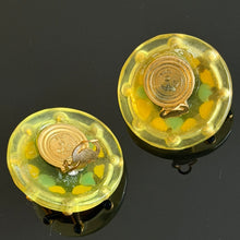 Charger l'image dans la galerie, Grosses boucles clips rondes en résine acidulée signées Kalinger
