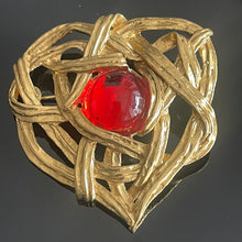 Charger l&#39;image dans la galerie, Rare et belle broche / pendentif cœur vintage couture en métal doré avec cabochon de résine rouge signée YSL
