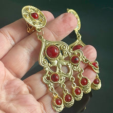 Charger l&#39;image dans la galerie, Boucles clips vintage couture pendantes métal doré et cabochons rouges

