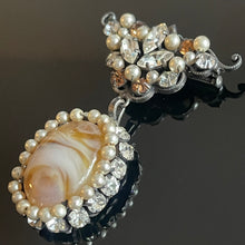 Charger l&#39;image dans la galerie, Belle broche ancienne avec cabochon de verre en pendant
