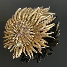 Charger l&#39;image dans la galerie, Jolie broche fleur ancienne signée Boucher
