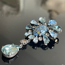 Charger l&#39;image dans la galerie, Sublime grande broche ancienne pâte de verre et cristal en camaïeu de bleus attribuée à Cis
