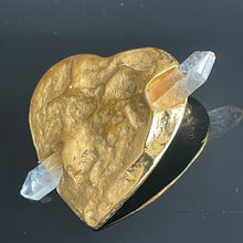 Charger l&#39;image dans la galerie, Très belle broche / pendentif cœur transpercé de cristal de roche YSL par Goossens
