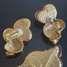 Charger l&#39;image dans la galerie, Belle et rare parure Christian Dior par Goossens, modèle coquillages en résine orange
