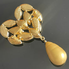 Charger l&#39;image dans la galerie, Belle et rare grande broche cœur YSL par Goossens avec perle poire en pendant
