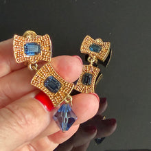 Charger l'image dans la galerie, Belles boucles clips pendantes vintage signées Jean-Louis Scherrer
