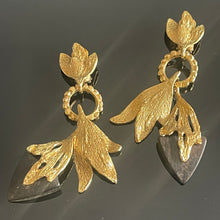 Charger l&#39;image dans la galerie, Belles et rares boucles longues pendantes métal doré et ébène signées YSL
