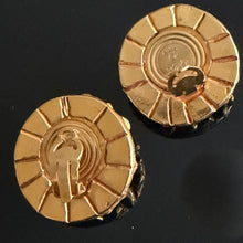 Charger l'image dans la galerie, Belles boucles rondes vintage en résine dorée signées Kalinger
