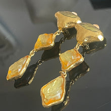 Charger l&#39;image dans la galerie, Rares et belles boucles longues YSL par Goossens métal doré et résine jaune
