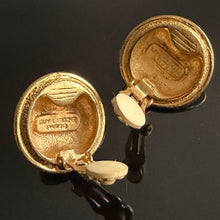 Charger l'image dans la galerie, Belles boucles clips vintage couture signées Guy Laroche
