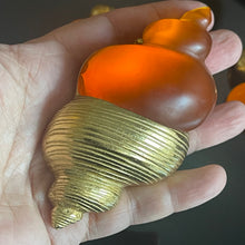 Charger l&#39;image dans la galerie, Belle et rare parure Christian Dior par Goossens, modèle coquillages en résine orange

