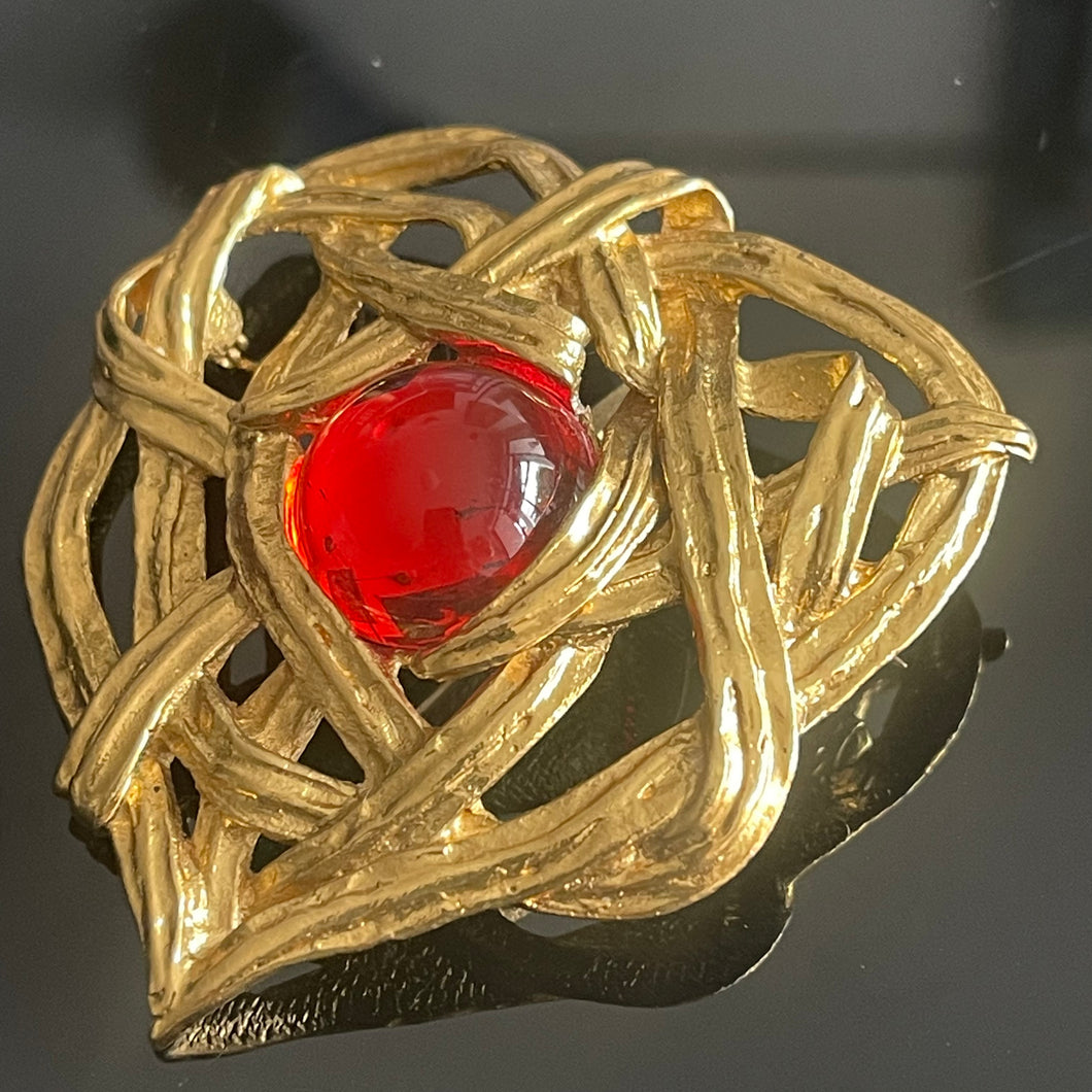 Rare et belle broche / pendentif cœur vintage couture en métal doré avec cabochon de résine rouge signée YSL