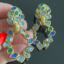 Charger l&#39;image dans la galerie, Jolie parure vintage collier + boucles pendantes pierres bleues signée YSL
