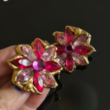 Charger l'image dans la galerie, Belles boucles clips fleurs avec pierres roses signées Kalinger
