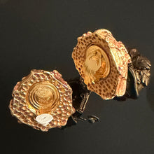 Charger l'image dans la galerie, Grosses boucles clips vintage motifs feuilles de chêne en résine dorée signées Kalinger
