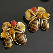 Charger l&#39;image dans la galerie, Belles boucles clips vintage couture avec cabochons de verre signées Taratata
