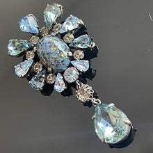 Charger l&#39;image dans la galerie, Sublime grande broche ancienne pâte de verre et cristal en camaïeu de bleus attribuée à Cis
