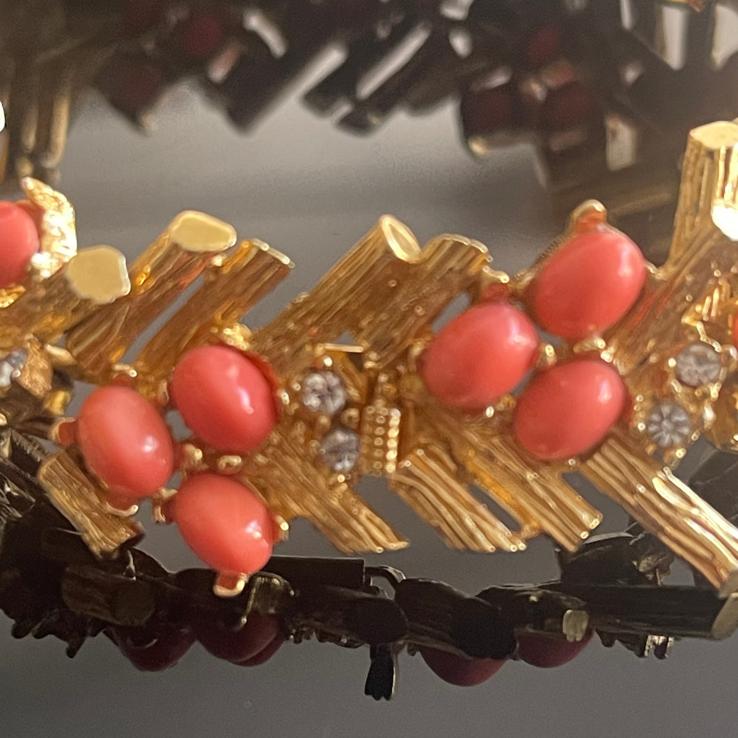 Sublime bracelet vintage signé Carven avec cabochons de verre couleur corail