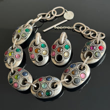Charger l'image dans la galerie, Rare set vintage couture en résine métallisée argentée avec pierres de couleur signé Kalinger
