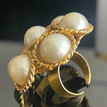 Charger l&#39;image dans la galerie, Belle et grosse bague en métal doré avec perles (synthétiques) en cabochons
