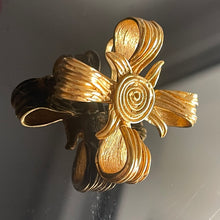 Charger l&#39;image dans la galerie, Belle broche vintage noeud n métal doré signée YSL
