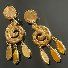 Charger l&#39;image dans la galerie, Sublimes et rares boucles d’oreilles pendantes oversize signées Kalinger
