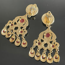 Charger l&#39;image dans la galerie, Boucles clips vintage couture pendantes métal doré et cabochons rouges
