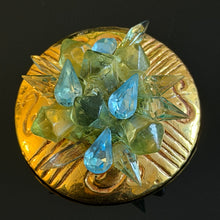 Charger l'image dans la galerie, Sublime broche en résine dorée, résine verte et pierres bleues signée Kalinger
