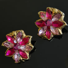 Charger l'image dans la galerie, Belles boucles clips fleurs avec pierres roses signées Kalinger
