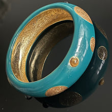 Charger l&#39;image dans la galerie, Sublime et rare bracelet vintage signé Balenciaga en métal doré et émaillé avec petits cabochons de verre
