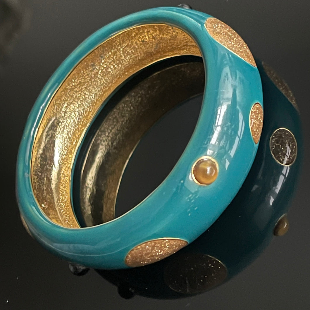 Sublime et rare bracelet vintage signé Balenciaga en métal doré et émaillé avec petits cabochons de verre