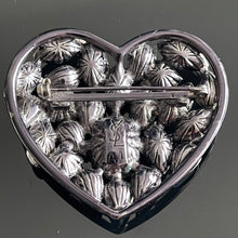 Charger l&#39;image dans la galerie, Jolie broche cœur YSL par Goossens avec pierres de couleur (cristal)
